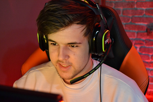 Thalash competing with Se7en at Esports Arena Rewind 2017.