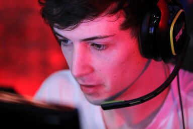 Starkie competing with Se7en at Esports Arena Rewind 2017.
