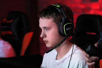 AMS competing with Se7en at Esports Arena Rewind 2017.