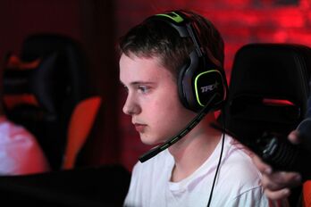 AMS competing with Se7en at Esports Arena Rewind 2017.