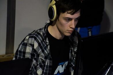 Starkie competing with nerdRage.tf2 at Insomnia55.