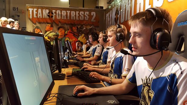 Crowns at DHS16. From left to right: ondkaja, AMS, Smirre, Tharigrr, BeaVerN, atomic-